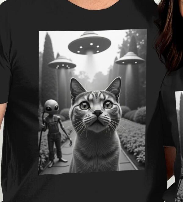 Cute Alien Cat UFO Encounter T-Shirt, Fun Sci-Fi Kitty Tee, Adorable Extraterrestrial Cat with UFOs, Unique Cat Lover Gift