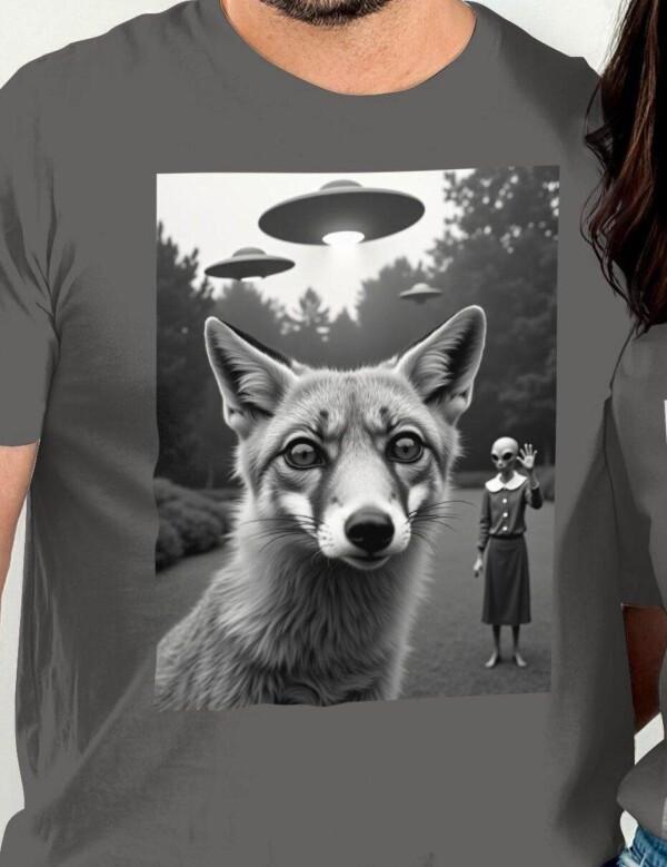 Unique Alien UFO Fox Graphic Tee, Sci-Fi Fantasy T-Shirt for Men Women, Extraterrestrial UFO Apparel, Eye-Catching Tee Shirt